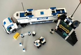 LEGO CITY POLICE COMMAND CENTER/TRUCK  #7743 VERY GOOD/ EXCELLENT USED CONDITION