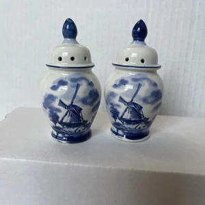 VINTAGE HOLAND DELFT BLUE & WHITE HAND PAINTED SALT And PEPPER SHAKER - Picture 1 of 12
