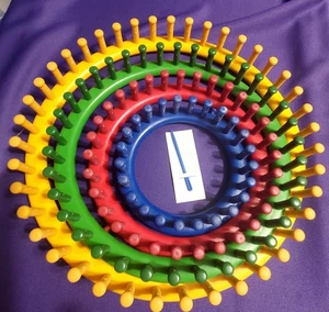  4 Runde Webstuhl Set von Provo Craft Knifty Stricker in Größen 11,5" 9,5" 7,5" 5,5". - Bild 1 von 10