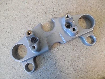08 SUZUKI GS500F UPPER TRIPLE TREE FORK YOKE CLAMP - Image 1 of 2
