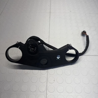 2007-2008 SUZUKI GSXR 1000 ÁRVORE TRIPLA SUPERIOR COM IGNIÇÃO SEM CHAVE USADA FABRICANTE DE EQUIPAMENTO ORIGINAL - Imagem 1 de 4