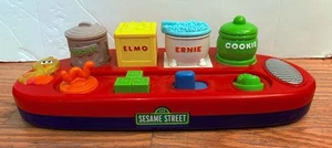 Juguete Pop-Up Pals Cantando Plaza Sésamo Ernie, Elmo, Galleta, Oscar 2002 De colección - Imagen 1 de 1