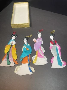 Vintage Lillian Vernon Seide chinesische Damen 4 Ornamente in Original Box 6 cm - Bild 1 von 9