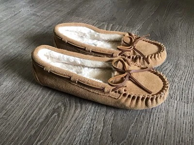 Minnetonka Womens Shoes Size 7 Cally Suede Faux Fur Lined Slip On Slippers 4052 - Image 1 of 4