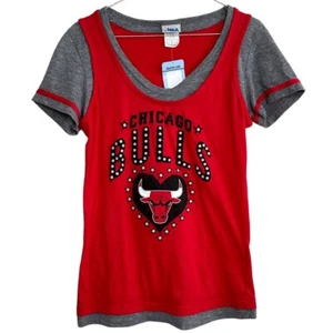 NWT Womens Chicago Bulls Graphic Logo ❤️Tee NBA 4 Her Sz Medium - Picture 1 of 5
