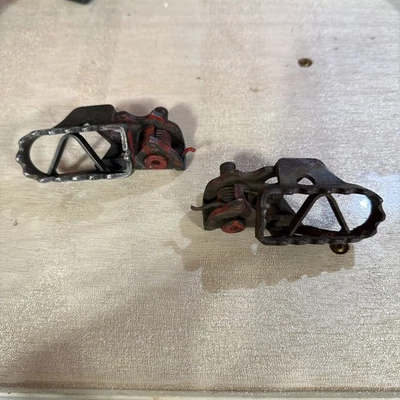 1983 1984 1985 1986 1987 YAMAHA YZ125 YZ250 YZ490  YZ 125 250 490  foot peg rest - Image 1 of 2