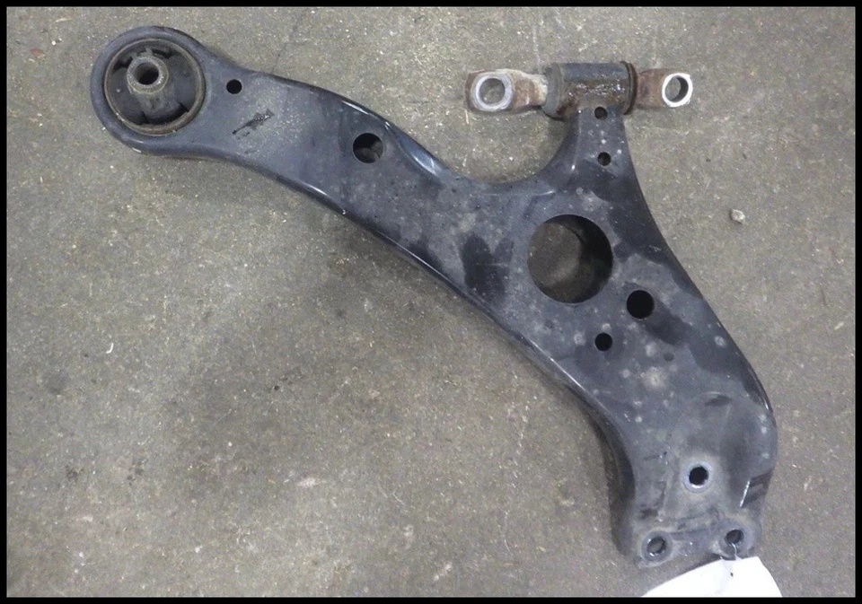 Передний правый нижний рычаг управления Toyota Sienna 2011-2020 48068-08040 - Изображение 1 из 1