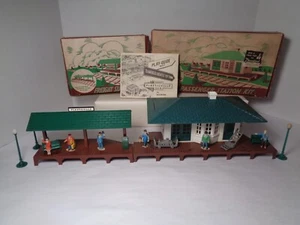 PLASTICVILLE STAZIONE PASSEGGERI E STAZIONE MERCI VINTAGE CON SCATOLE E DETTAGLI!! - Foto 1 di 17