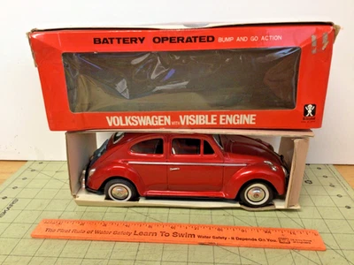 RARO coche Volkswagen de hojalata vintage a batería con motor visible Bandai Foto 1 de 4