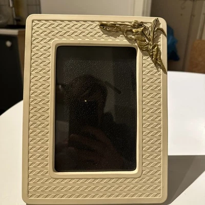 Antike Wedgwood Bilderrahmen – Keramik, geprägt, mit Metallapplikation - Bild 1 von 4