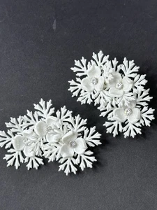 Vintage While Daisy Flowers W/ Leaves Rhinestone Clip On Earrings - Picture 1 of 4