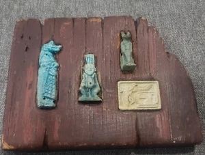Antique Faience 3 AmuletS On A Red Piece Of Wood From EGYPT  - Picture 1 of 5