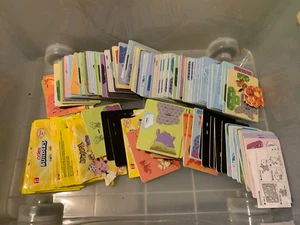 Gran Lote a Granel de Cartas Coleccionistas Coles Pokemon Builders con Paquetes Pikachu - Imagen 1 de 4