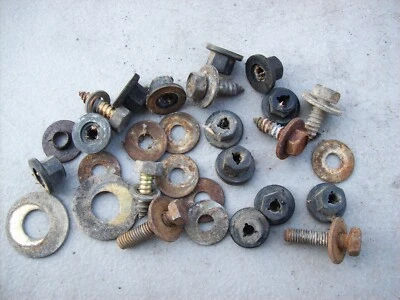 Porsche 944 NA Tornillo Tornillo Herrajes Guardabarros Interior Rueda Bien Protector contra Salpicaduras Forro Foto 1 de 2