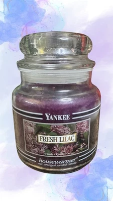 Yankee Candle Fresh Lila Tarro Medio Vela Banda Negra Foto 1 de 4