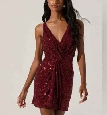 Vestido para mujer ASTR The Label grande nuevo con etiquetas lentejuelas torcidas frente mini cuello en V profundo tiras Foto 1 de 4