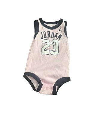 JORDAN 婴儿女孩 12 个月一件,粉红色,JORDAN23 前盖 — 第 1/3 张图片