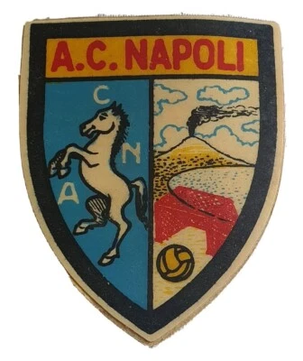 Adesivo CALCIO ⚽️ NAPOLI sticker ORIGINALE anni '60❗️VINTAGE 8/6,5 cm SCUDETTO - Immagine 1 di 2