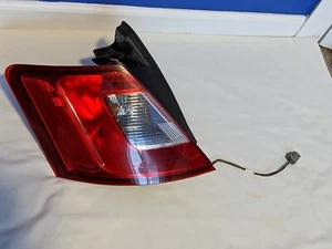 Ford Taurus 2011 2012 luz trasera conductor izquierdo halógeno AG13-13B505-A FABRICANTE DE EQUIPOS ORIGINALES - Imagen 1 de 9