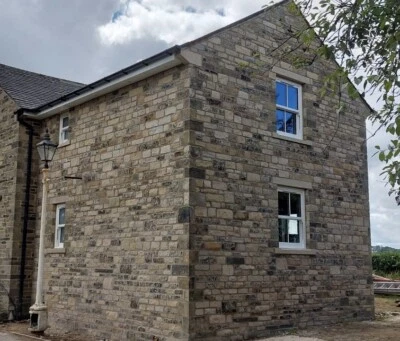 Yorkstone walling semi black face random coursed ready to build - Image 1 of 4