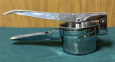 Molino de alimentos triturador de verduras para patatas de metal con asas y 3 tamaños de insertos Foto 1 de 4