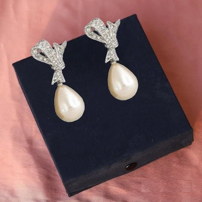 Orecchino di perla del Mare del Sud per la sua goccia pendente stile nastro... - Immagine 1 di 4