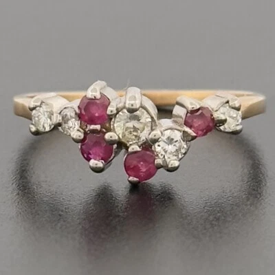 Anillo con racimo de diamantes y rubíes de oro amarillo de 9 quilates talla K 1/2 Foto 1 de 4