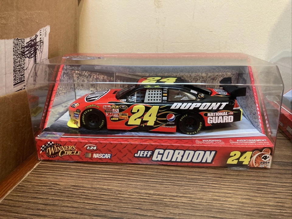 Winners Circle 2009 Nascar 1:24 Scale Diecast Car #24 Jeff Gordon Autographed - Image 1 of 4