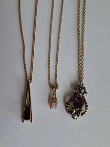 3 Collane Avon Tono Oro con Ciondoli Viola/Rosa - Foto 1 di 2