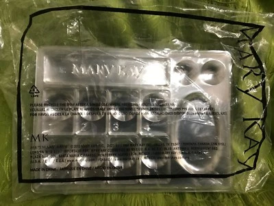 Paleta de maquillaje Mary Kay 2010 de un solo uso bandejas de plástico para fiestas + alfiler y espejo Foto 1 de 4