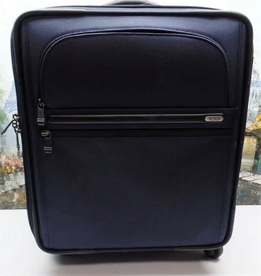 Equipaje de mano expandible de 4 ruedas TUMI 22060 International negro Foto 1 de 4