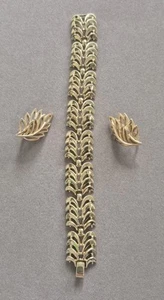 Vintage Crown Trifari gold tone bracelet and clip on earrings - Picture 1 of 7
