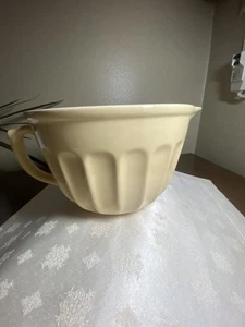 Cuenco mezclador William Sonoma cerámica amarillo acanalado con mango - Imagen 1 de 5