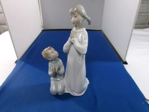 Figura de oración Lladro "Enseñando a orar" niña niño #4779 - Acabado brillante retirado - Imagen 1 de 8