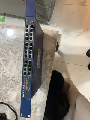 Netgear DS524 Dual Speed 24-Port 10/100Mbps Stackable Hub, in working order - Image 1 of 4