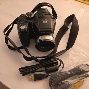 excellent condition FinePix S Series S5700 7.1MP Digital Camera  - Picture 1 of 13