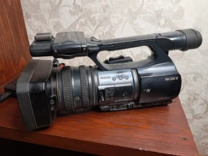 SONY DCR-VX2200E Digital Video Camera Recorder Camcorder MINI DV PAL SYSTEM - Picture 1 of 24