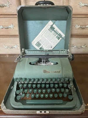 VTG. Green Underwood DeLuxe Portable Manual Typewriter With Case, Manual - Изображение 1 из 4