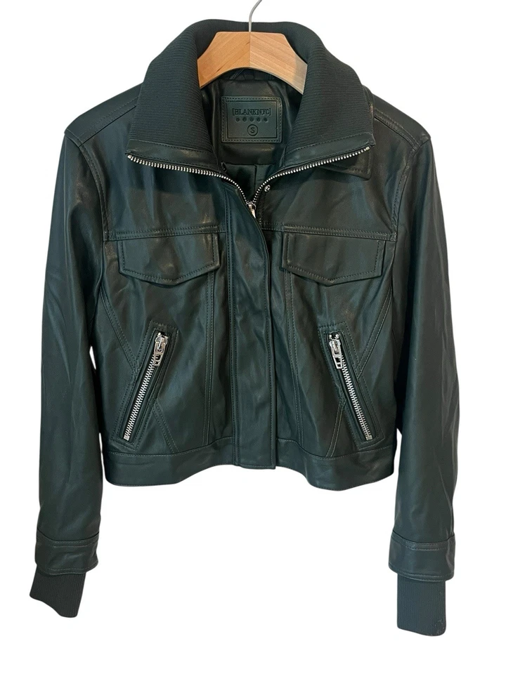 Chaqueta de cuero sintético BLANKNYC para mujer talla pequeña verde oscuro cremallera completa recortada a presión Foto 1 de 4