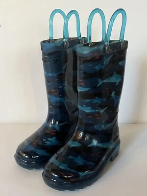 Botas de lluvia tiburón camufladas iluminadas Western Chief niños pequeños niños talla 6 azul marino Foto 1 de 4