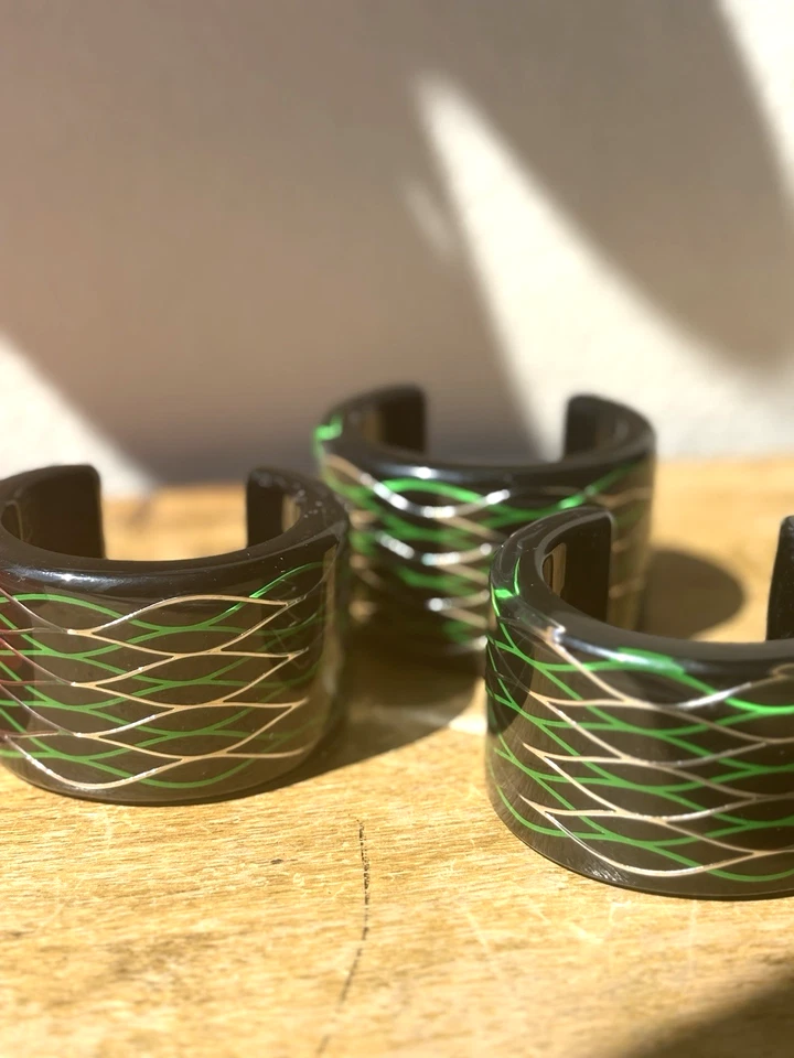 Brazalete Brazalete KENZO × H&M Lucite Negro VERDE Y PLATA Acentos Foto 1 de 4