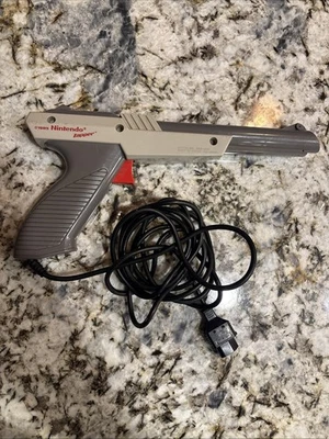 Официальный серый контроллер Nintendo NES-005 Zapper Light Gun - Изображение 1 из 4