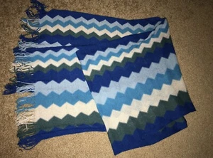 Bufanda Missoni Ligera Lana Acrílico Chevron Azul Verde Blanco Flecos 62x15 pulgadas - Imagen 1 de 6