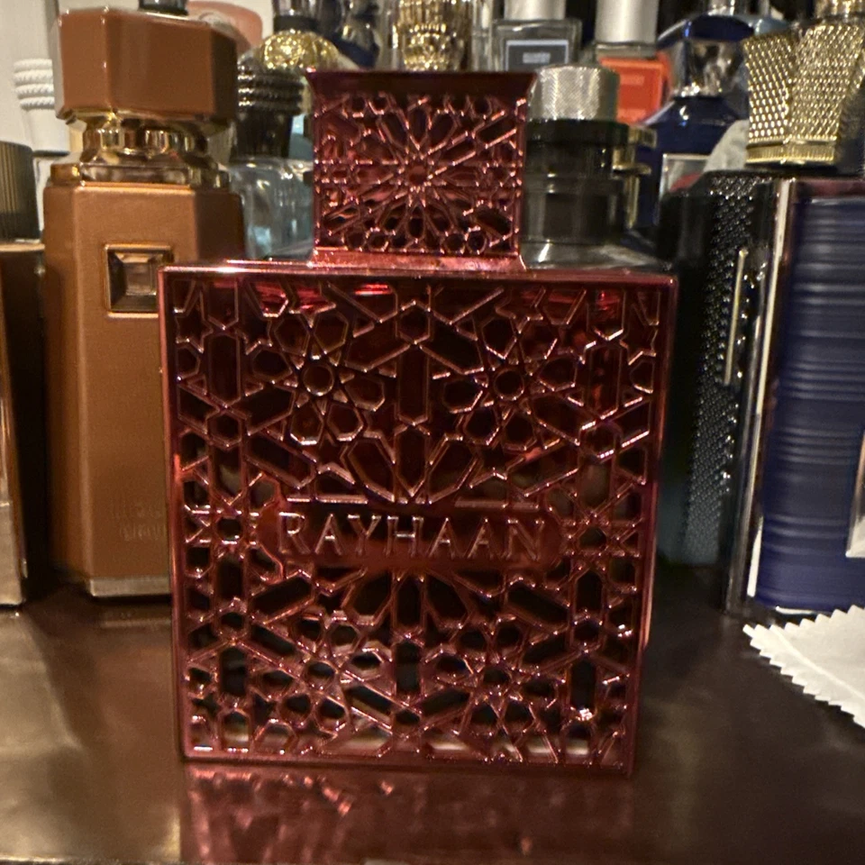 Colonia carmesí Rayan Foto 1 de 1