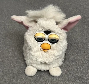 Orecchie rosa bianche Furby modello 70-800 Tiger Electronics cinguettii vedi video! Gremlins - Foto 1 di 10
