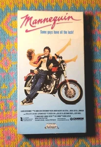Mannequin (VHS, 1987) Vintage 1990 Tape Andrew McCarthy Kim Cattrall NEW/SEALED - Imagen 1 de 9