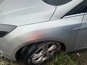 Ford Focus Mk3 2011-2014 Kotflügel Verkleidung vorne links Beifahrerseite silber - original - Bild 1 von 3