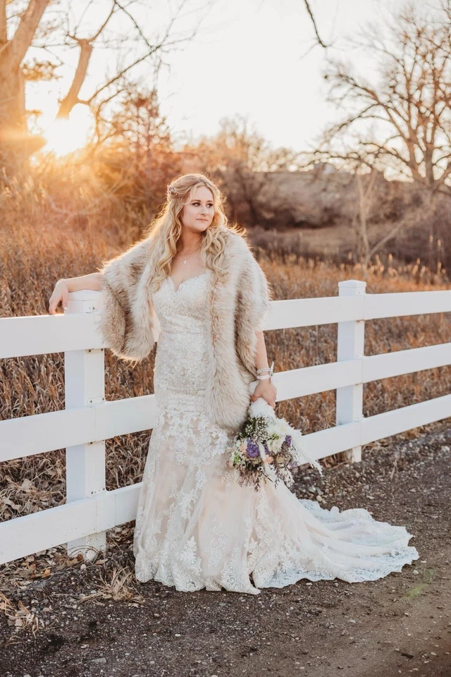 Mermaid Lace Gown Wedding Dress - Size 18 - Beautiful Dress! Corset - Image 1 of 4