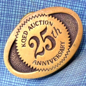 KQED 9 TV Auktion Kleid Gürtelschnalle 25th Anniversary Messing Vintage 1979 BTS .NOX134 - Bild 1 von 9