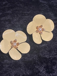 Vintage Sarah Coventry 1960s Goldtone Yellow Flower Faux Pearl Earrings clip1.2” - Picture 1 of 8